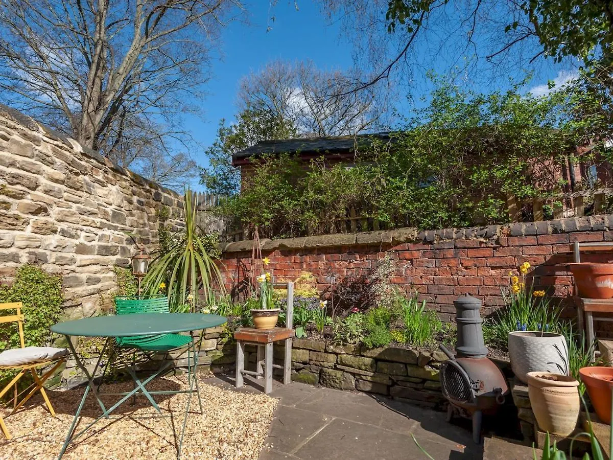 Pass The Keys Wonky Cottage With Amazing Garden Leeds  0*, Leeds (West Yorkshire)